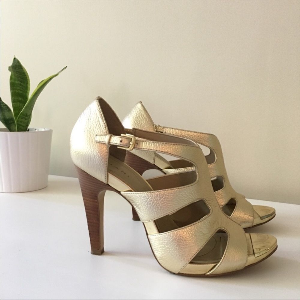 Tahari Shasta Gold Leather Stiletto Sz 6